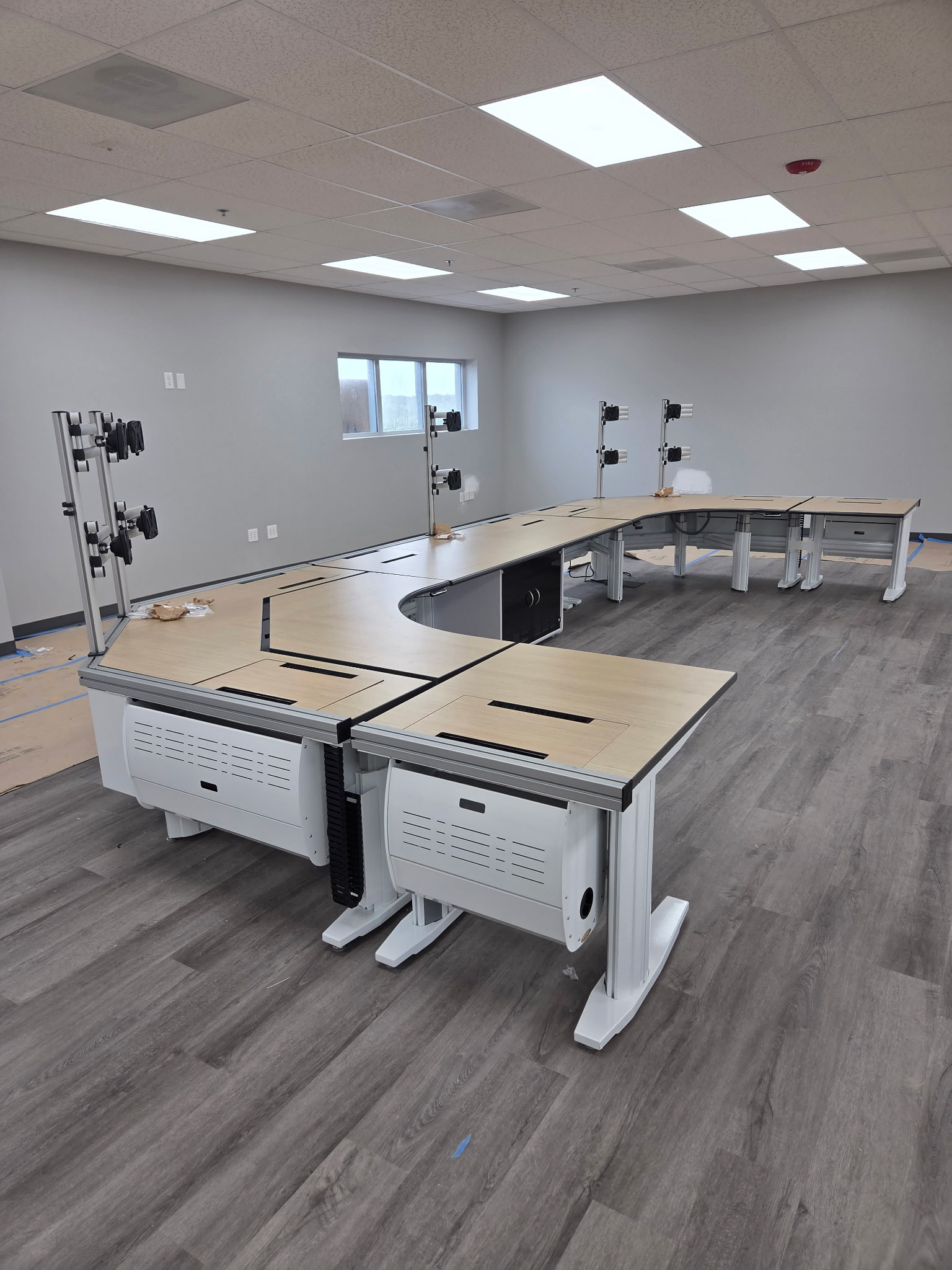 Curved modular workstation desks with integrated storage